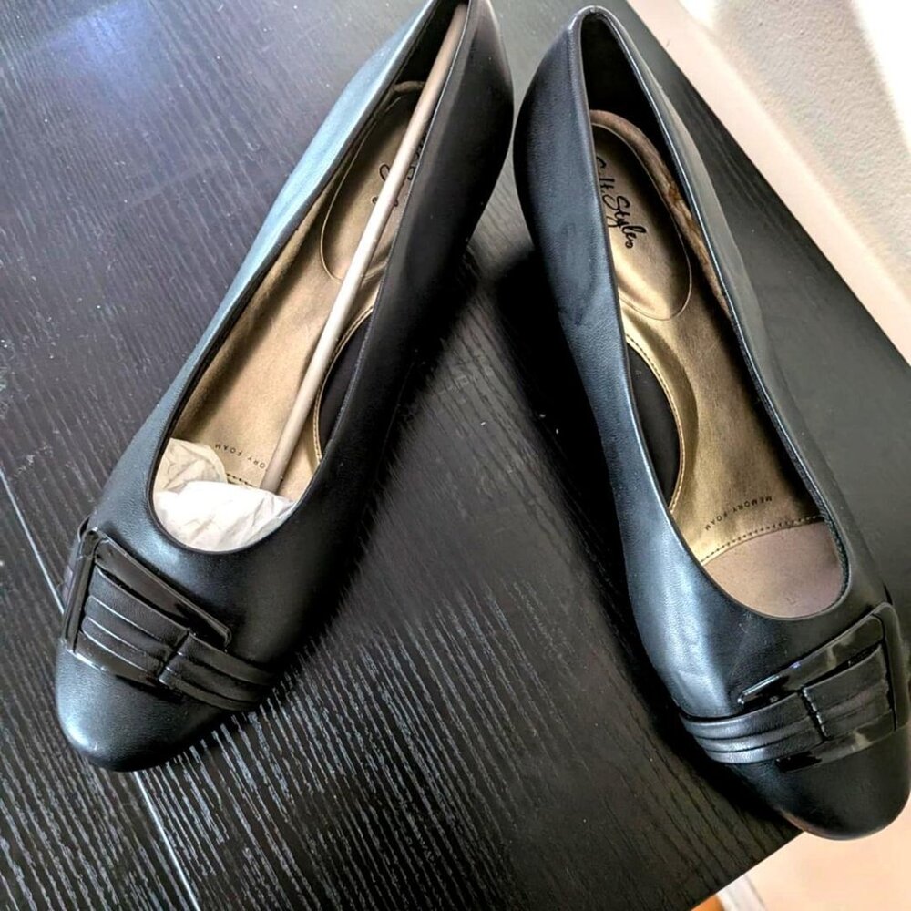 Soft Style by Hush Puppies Black Buckle Pumps | Size 12